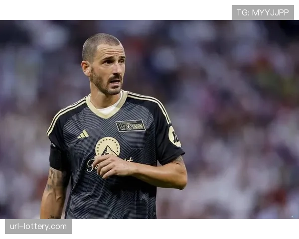 职业生涯最后一战，博努奇被替换下场时接受全场掌声致敬