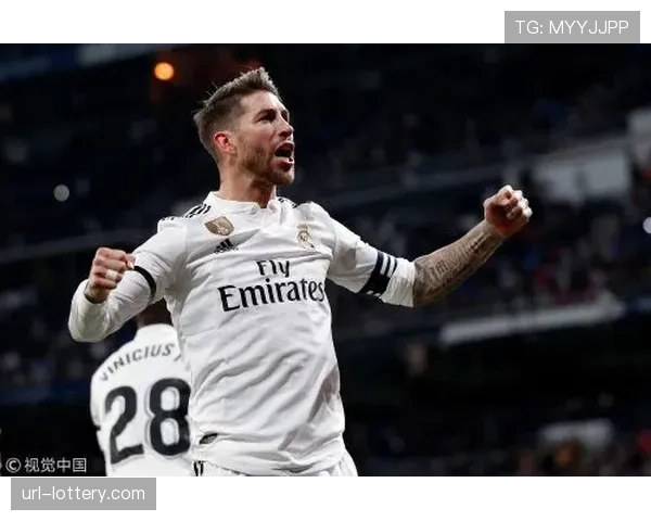 维尼修斯回追六十米完成抢断,伯纳乌观众起立鼓掌 维尼修斯回追六十米完成抢断,伯纳乌观众起立鼓掌